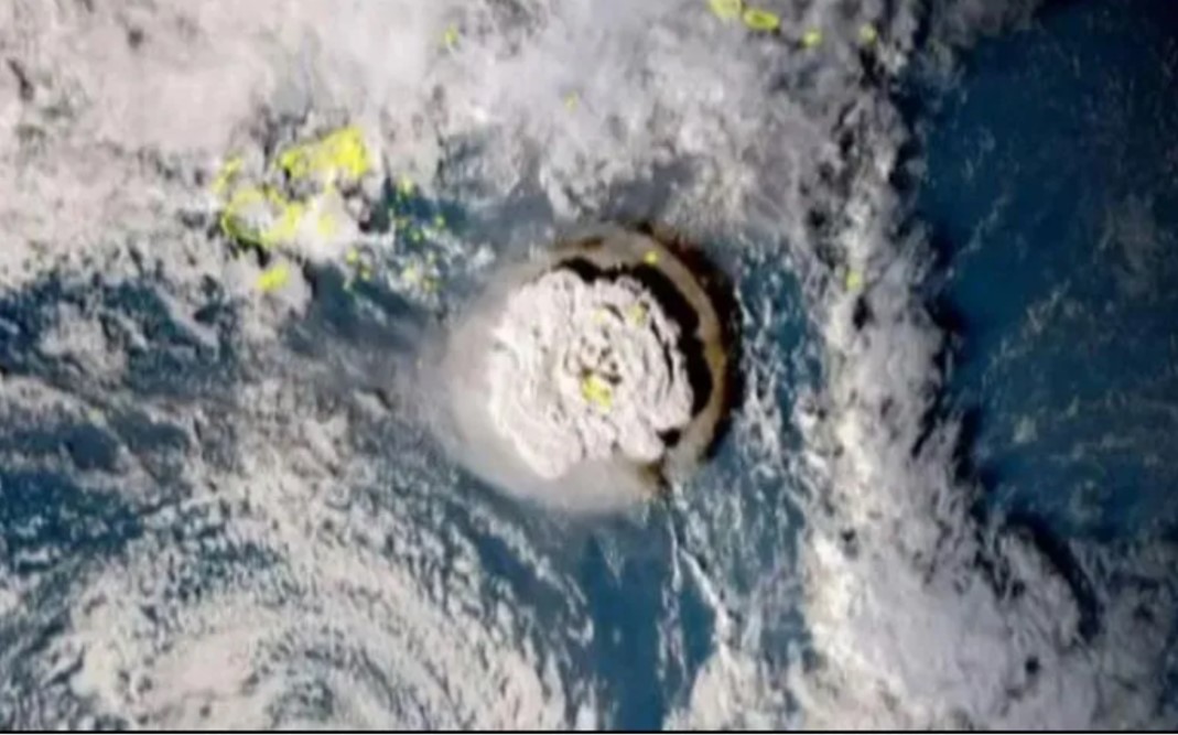 Así se vio desde el espacio la erupción del volcán submarino