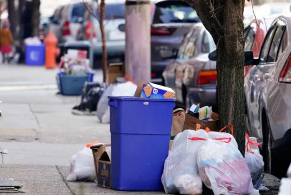 Basura se acumula en las calles de EU ante casos de ómicron