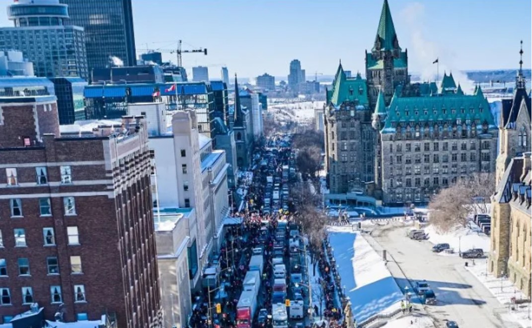 Camioneros canadienses protestan contra medidas anticovid