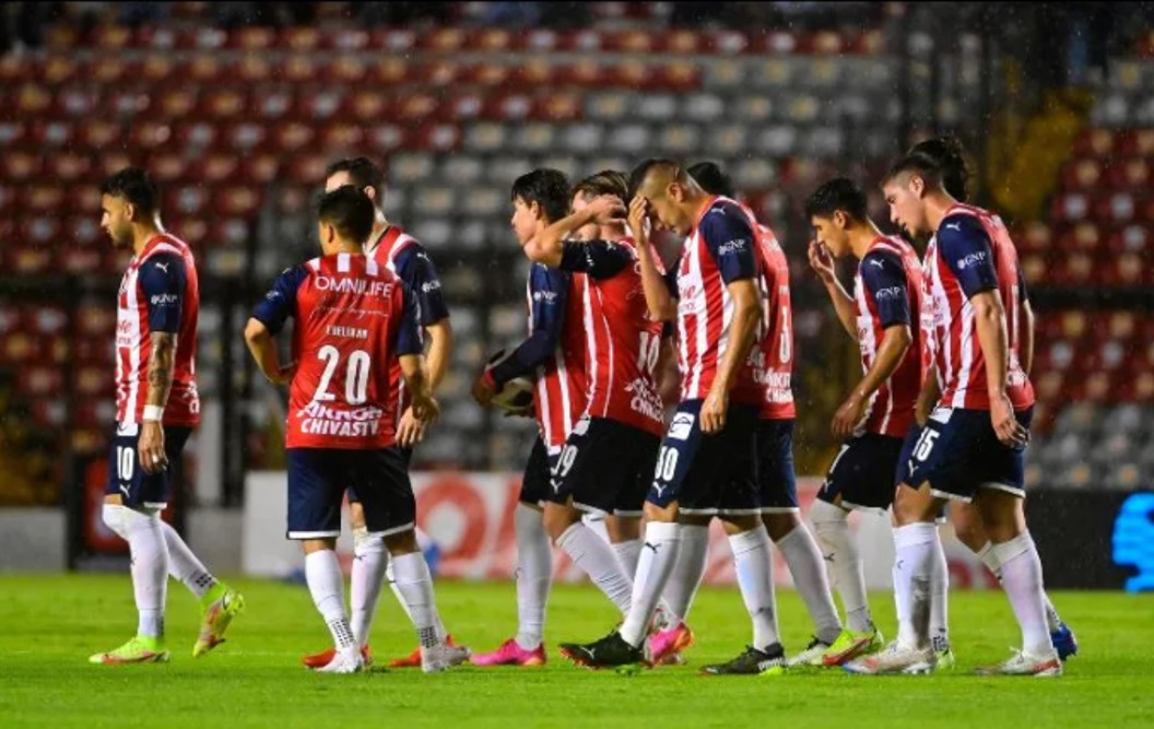 Chivas anuncia tres positivos de COVID-19