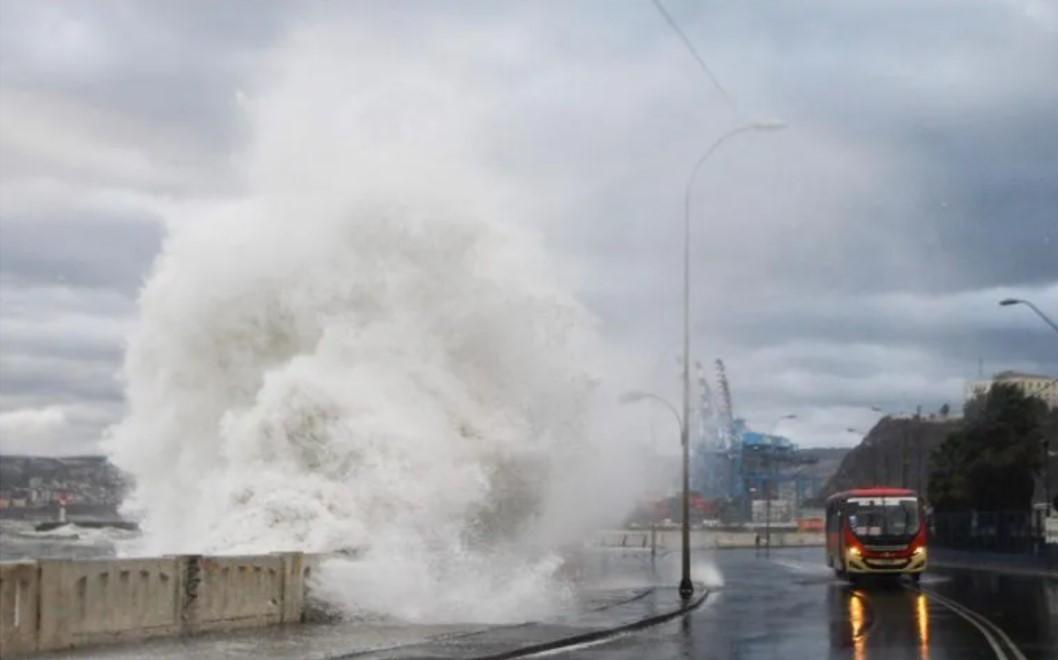 Finaliza alerta de tsunami en Chile tras erupción de volcán