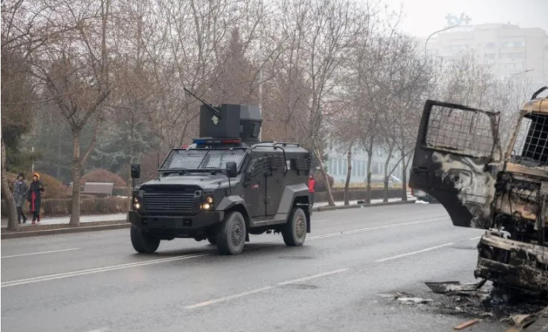 Presidente de Kazajistán ordena a la policía disparar para detener las protestas