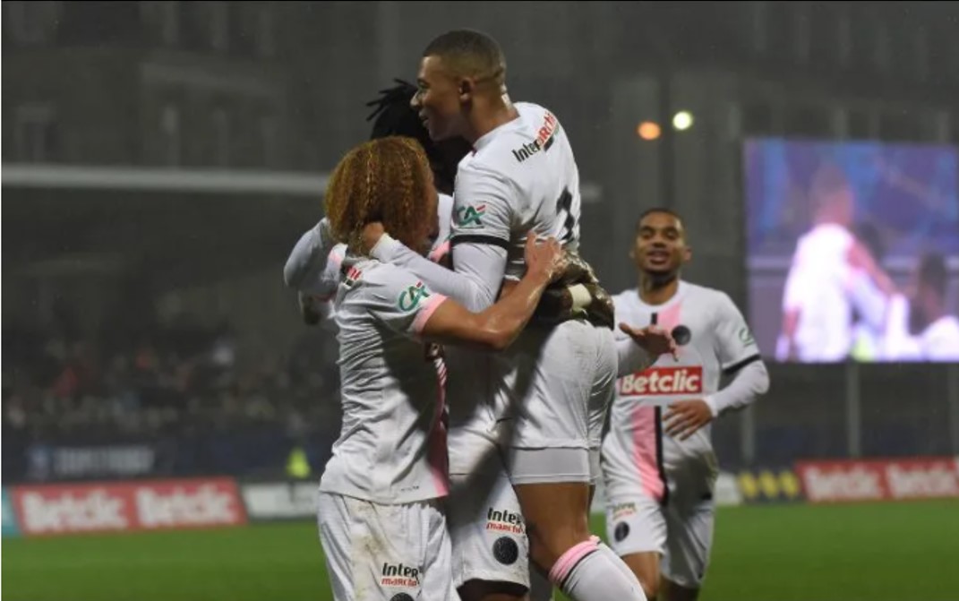 Triplete de Mbappé catapulta al club a octavos de la Copa francesa