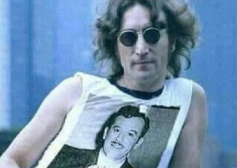 Tunden a Marcelo Ebrard por publicar foto falsa de John Lennon