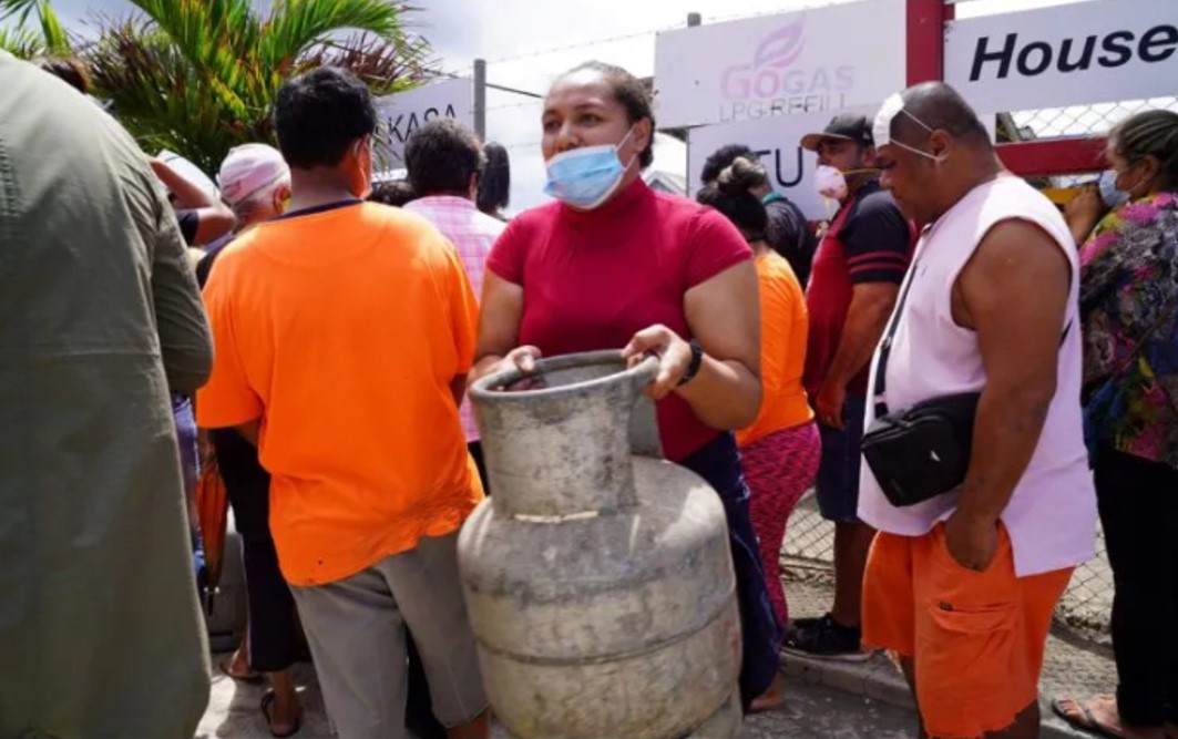 Ayuda por volcán lleva COVID-19 a Tonga y causa confinamiento