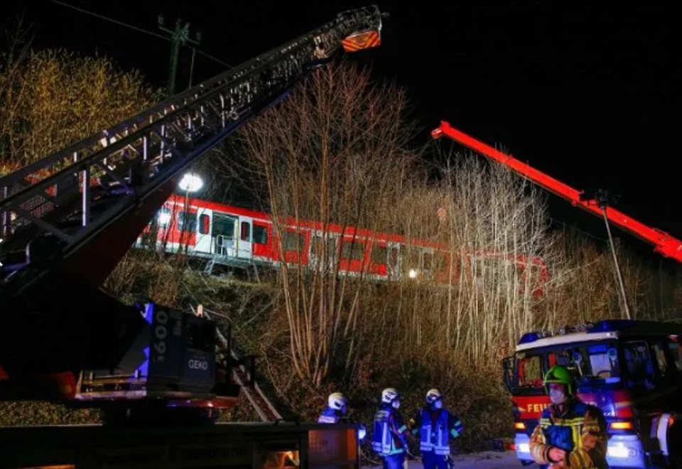 Choque de trenes deja un muerto y más de 10 heridos