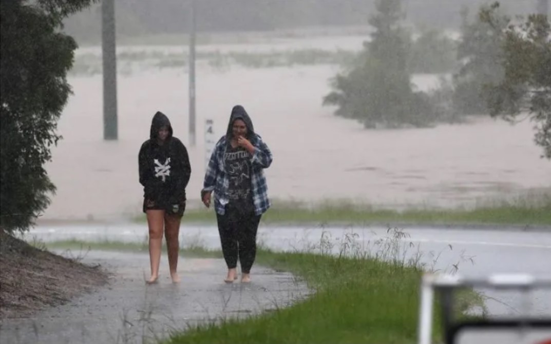 Evacuan a más de 16 mil personas por inundaciones; hay 8 muertos