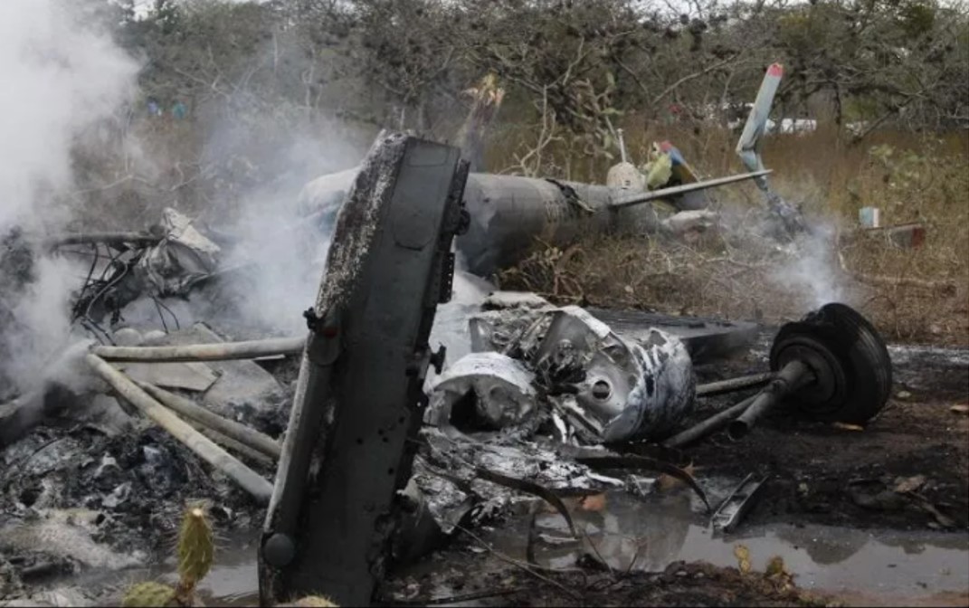 Helicóptero militar es consumido por las llamas tras estrellarse