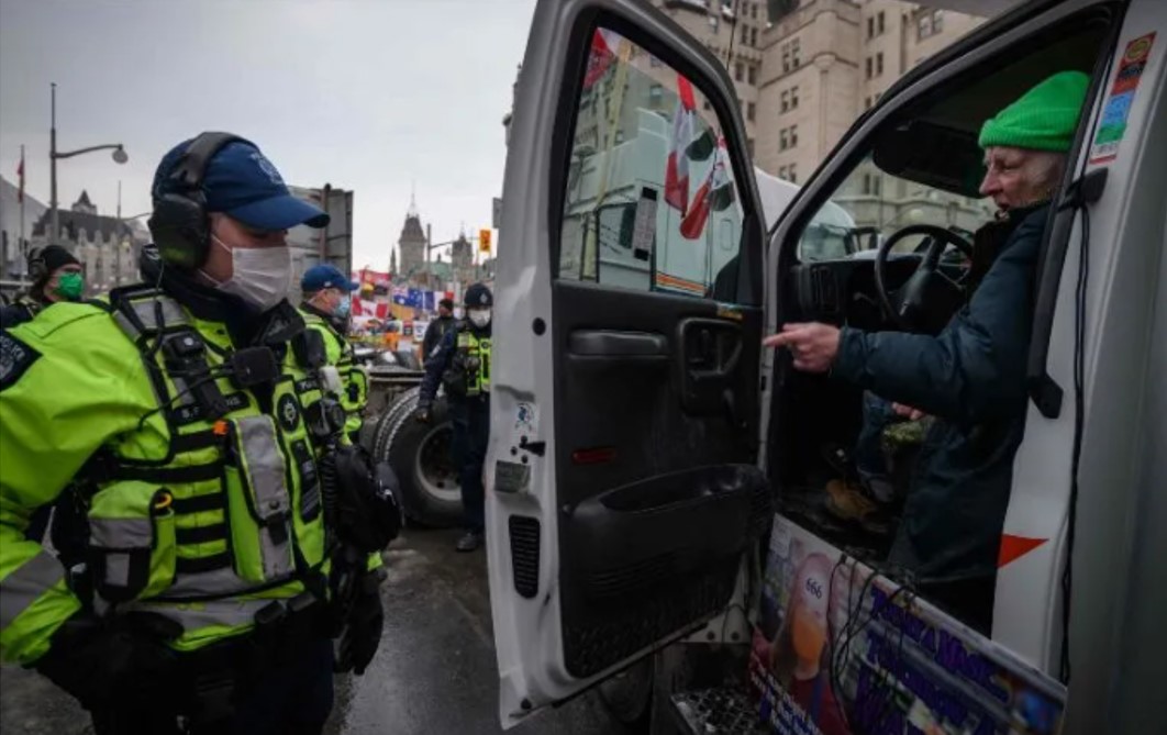 Policía de Canadá endurece medidas contra manifestantes