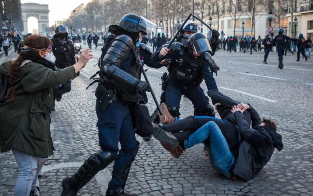 Policía parisina disuelve protesta contra restricciones sanitarias