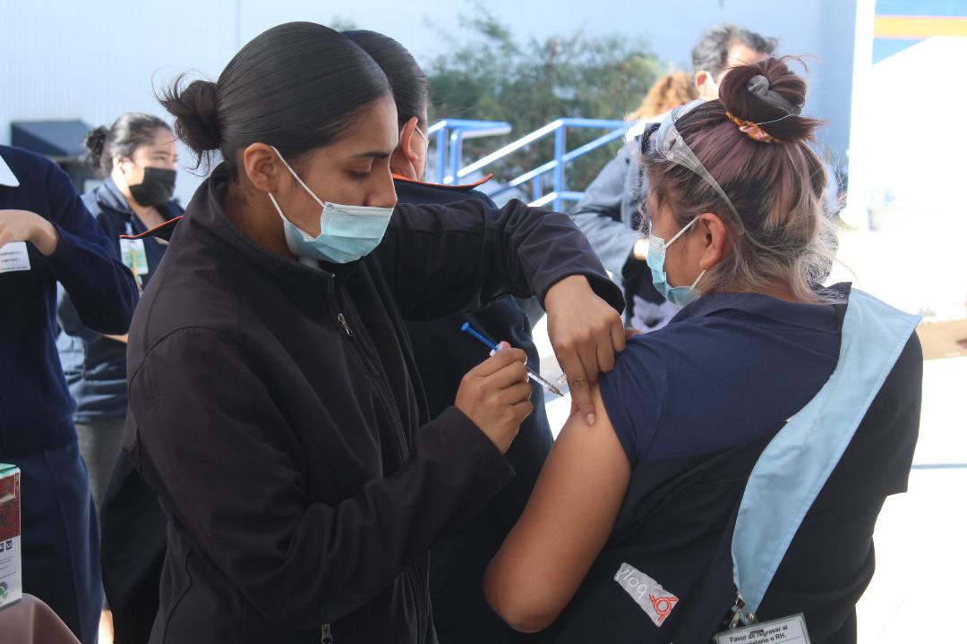 Realiza industria “Poly” jornada de aplicación de vacunas Covid-19 a trabajadores y comunidad