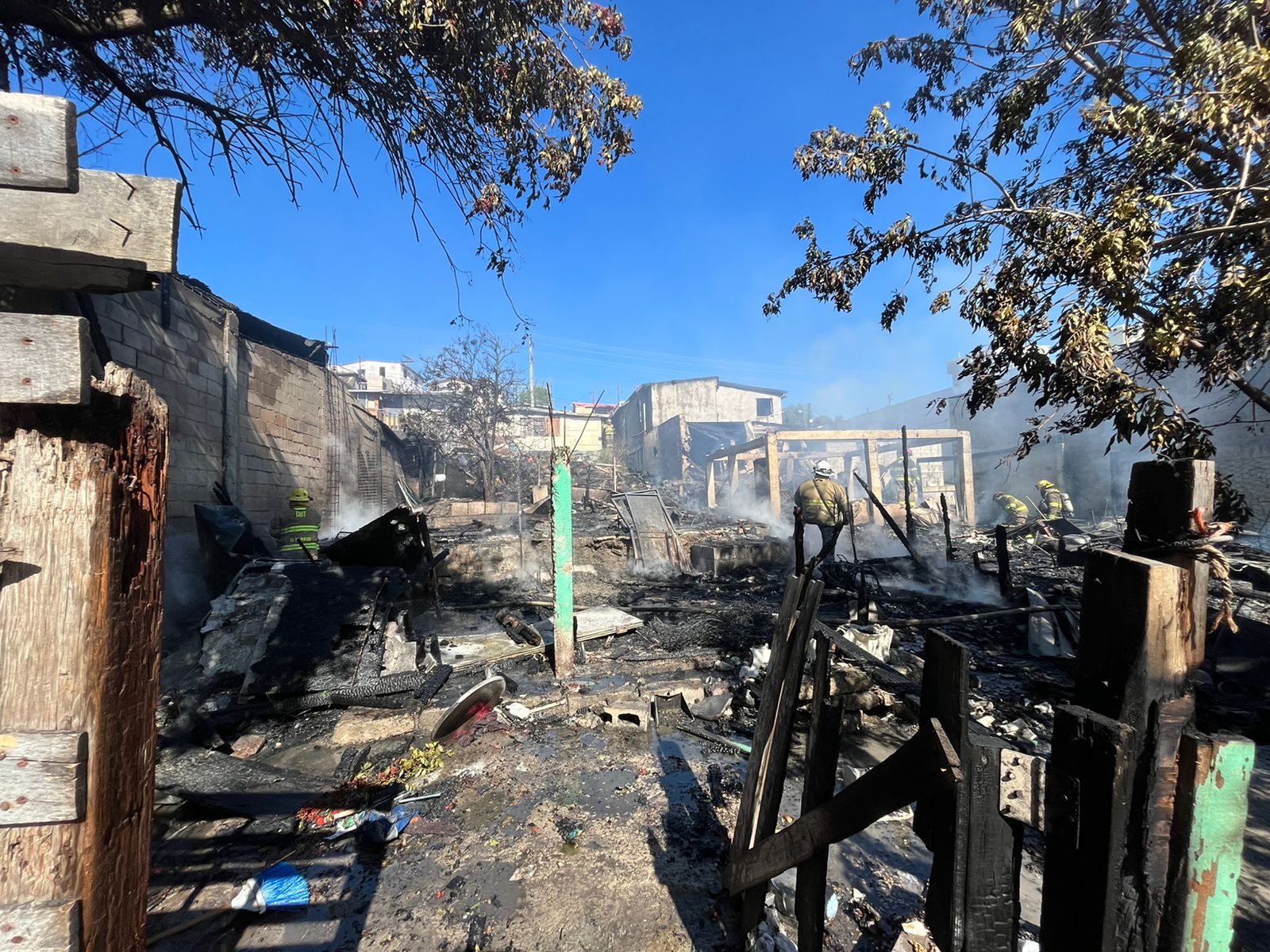 Cuerpos de emergencia del ayuntamiento acuden a incendio ocurrido en el Tecolote