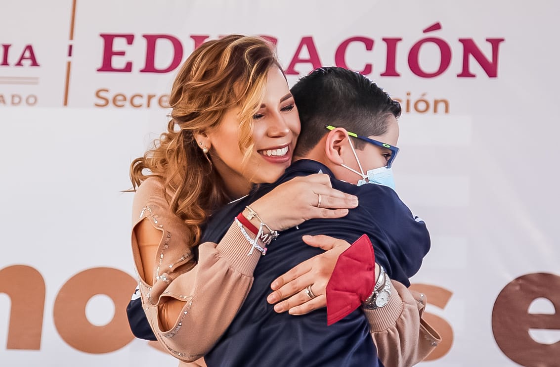 Gobernadora da la bienvenida a los alumnos en regreso a clases presenciales