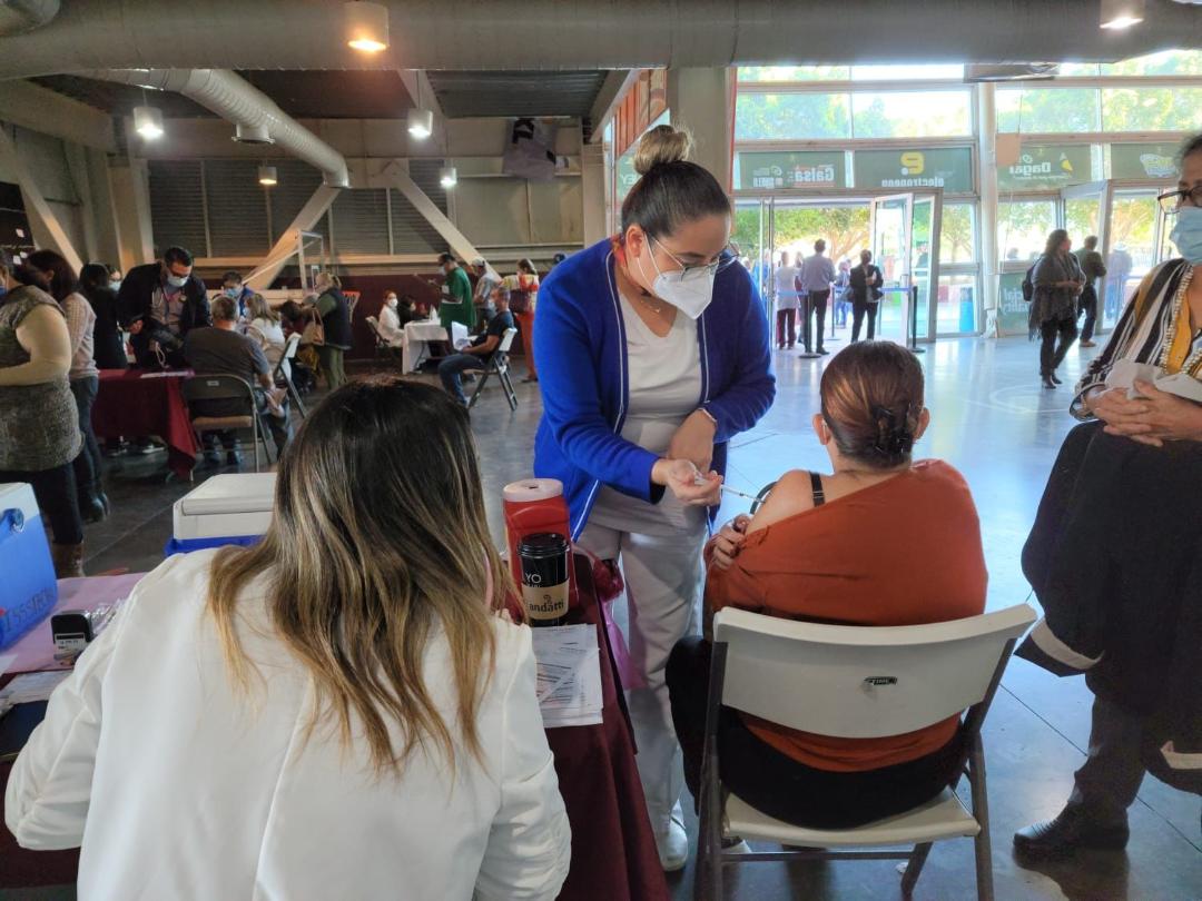 Exhorta ISSSTECALI a vacunación en jóvenes de 30 años en adelante