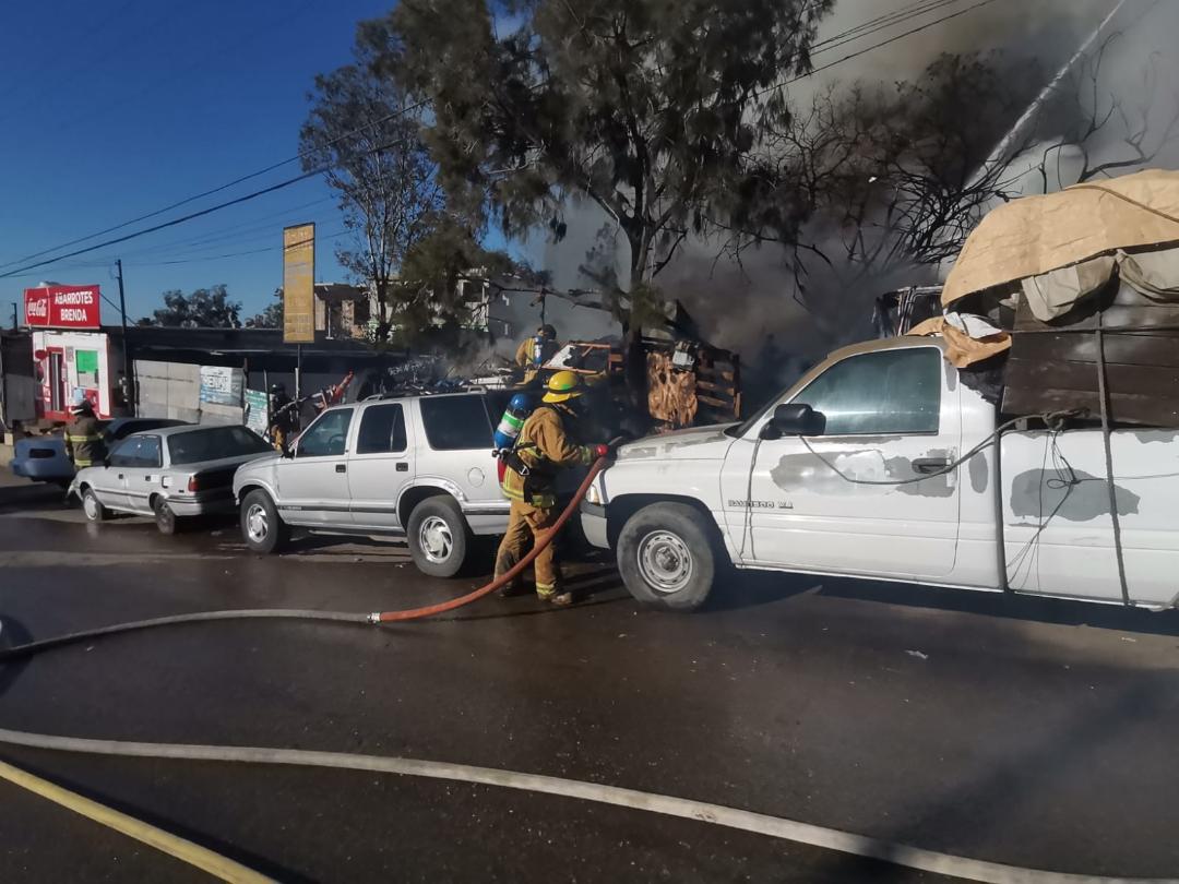 Atienden bomberos de Rosarito incendio de basura y vehículos en predio de la colonia Lucio Blanco