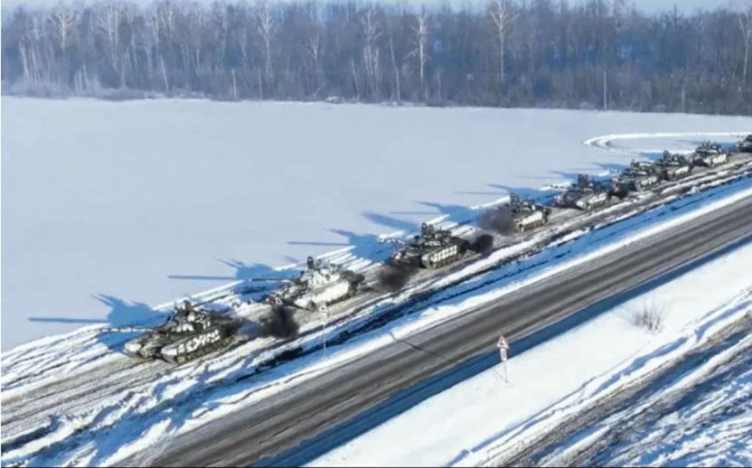 Tropas de Rusia siguen en la frontera de Ucrania