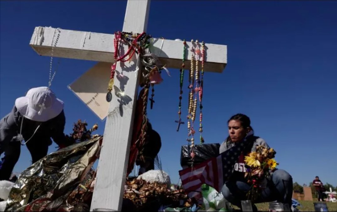 Estados Unidos llega a millonario acuerdo con víctimas de tiroteo en escuela