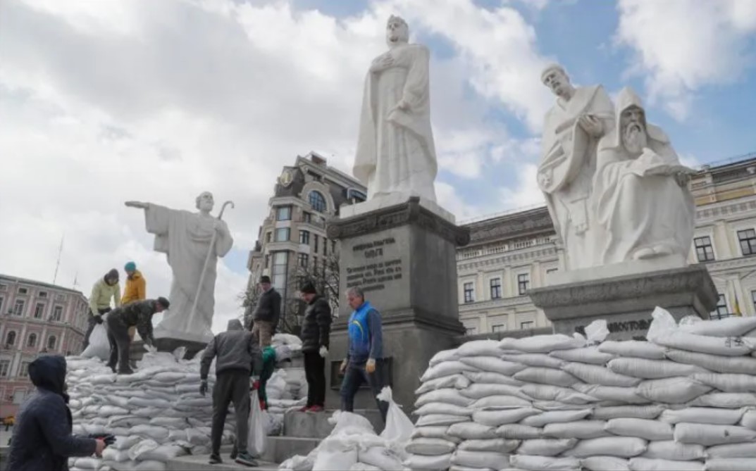 Temen nueva ofensiva sobre Kiev tras reagrupación de tropas rusas