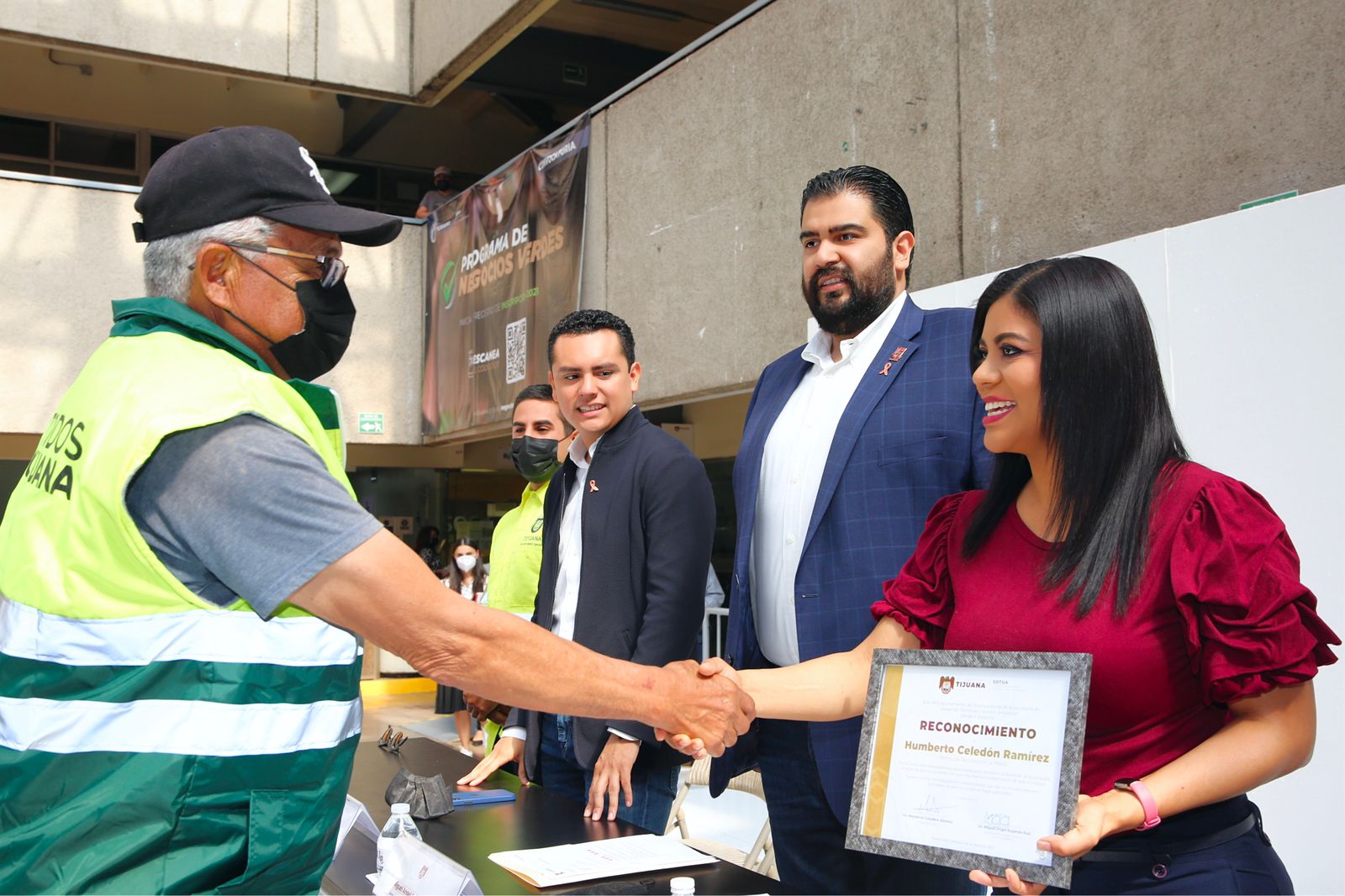 Alcaldesa Montserrat Caballero reconoce a personal de limpia en el día del recolector