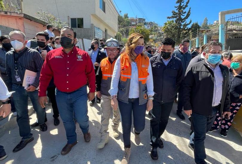 Secretario General del Ayuntamiento Jorge Salazar acompaña a la gobernadora en el recorrido de camino verde