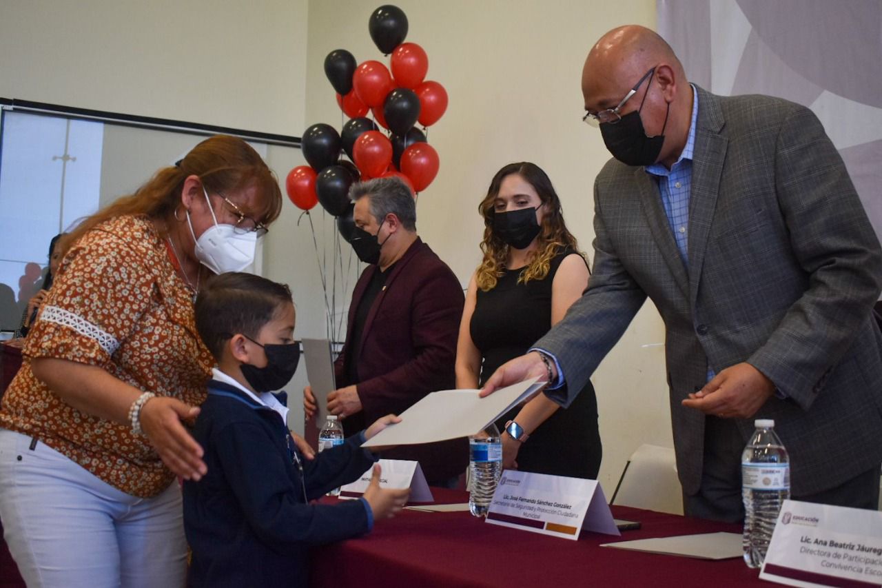 Se gradúan 1,591 niños del programa preventivo D.A.R.E.