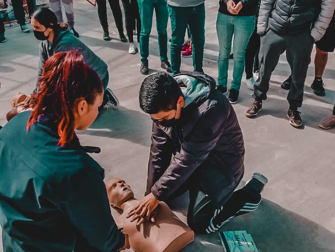 Jóvenes universitarios reciben capacitación por parte de Protección Civil y bomberos de Rosarito