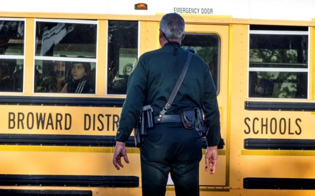 Arrestan a niño de 12 años, por amenazar con tiroteo en colegio en Florida