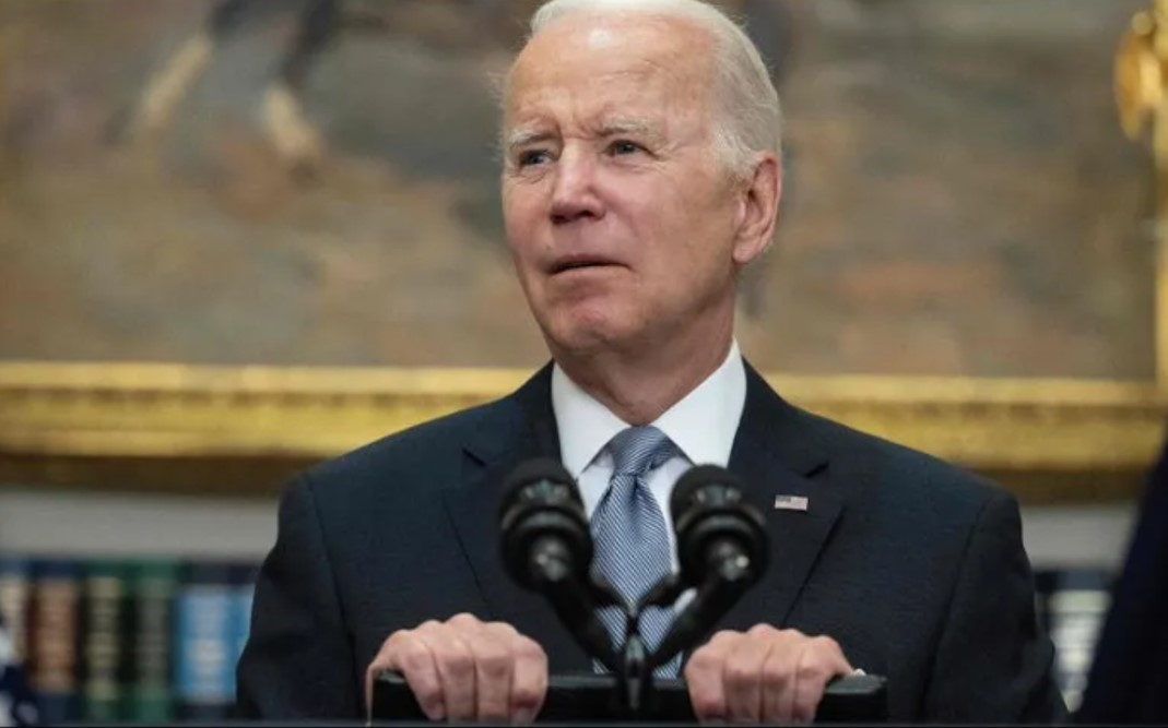 Biden anuncia más ayuda militar a Ucrania y veta a los barcos rusos en EU