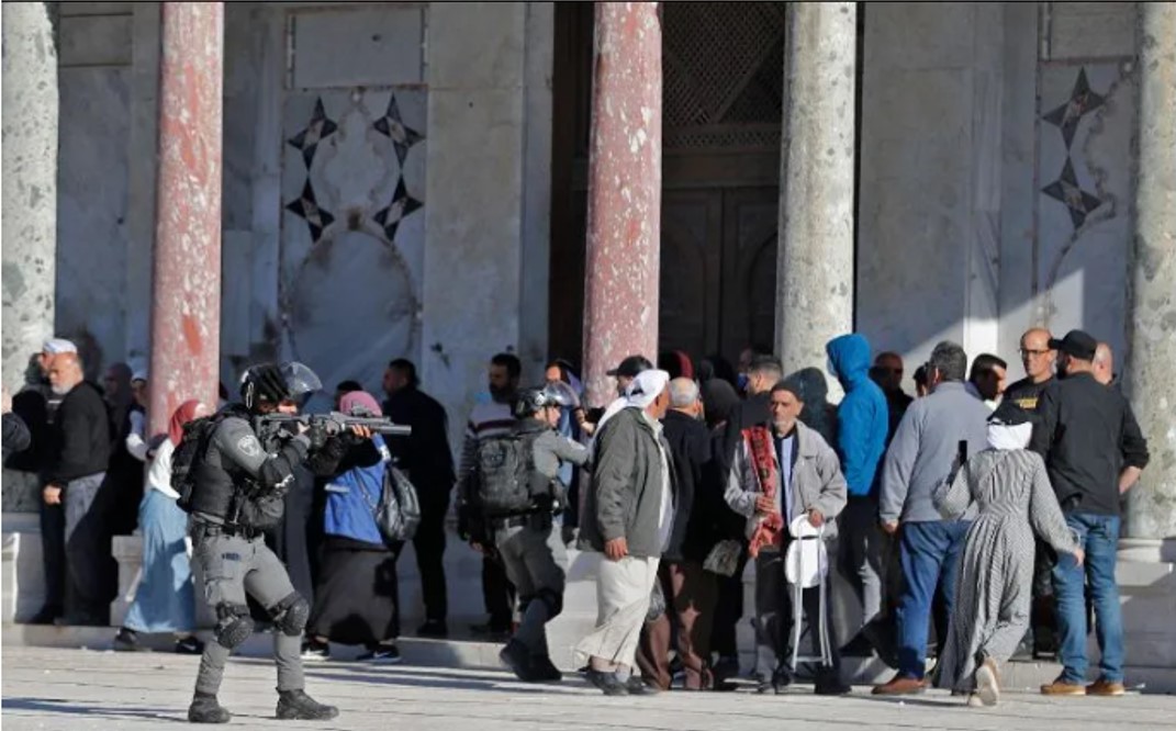 Choques en mezquita de Jerusalén dejan 67 palestinos heridos