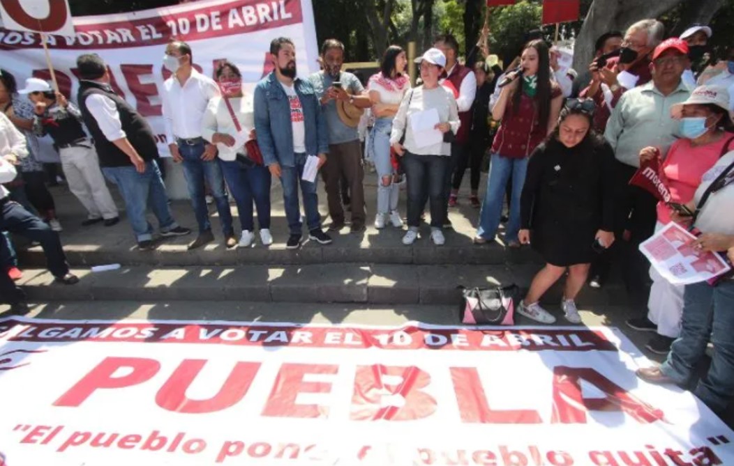 Ciudadanos marchan a favor y en contra de revocación de mandato