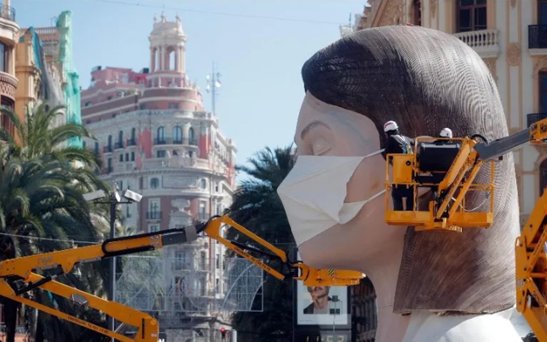 España dice adiós al cubrebocas en casi todos los interiores