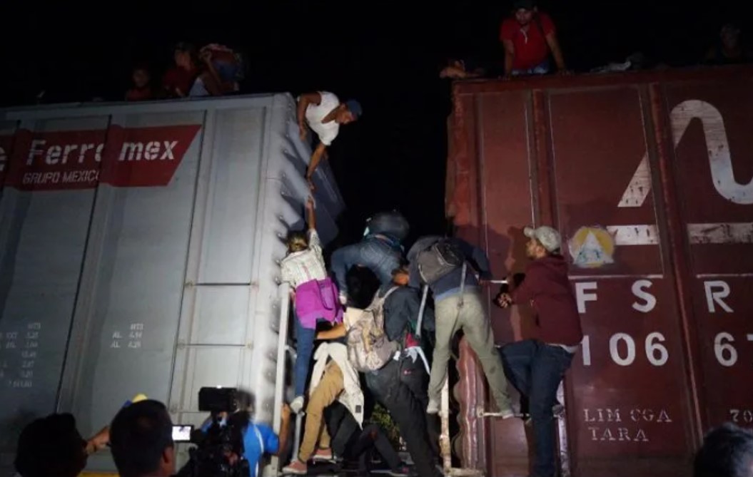 Hallan a migrantes dentro de un camión en Chiapas