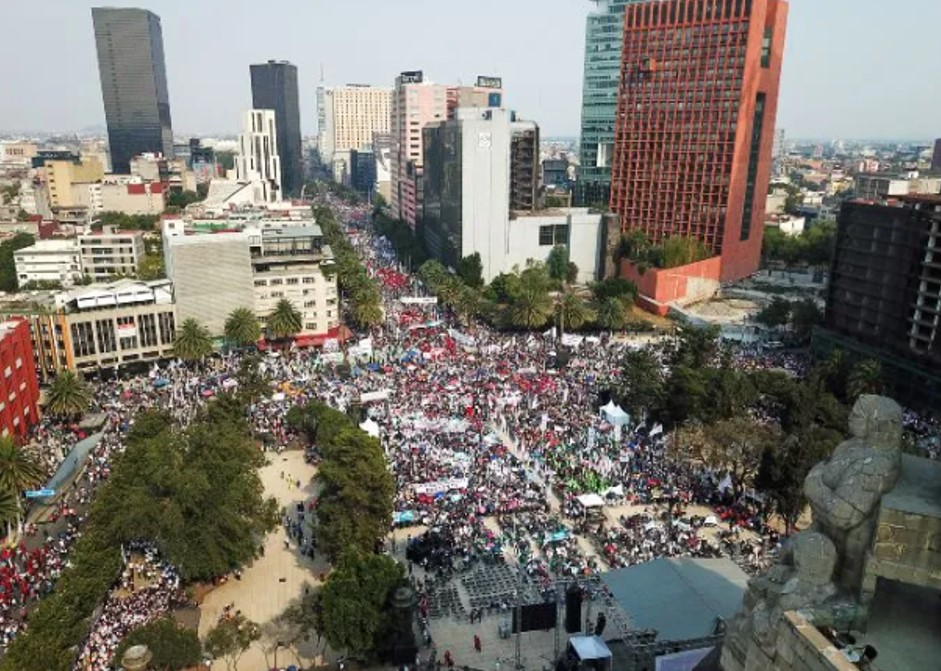 Miles expresan su apoyo a la iniciativa de AMLO en el Monumento a la Revolución