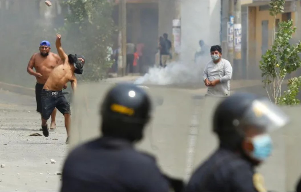 Perú decreta toque de queda en Lima por protestas