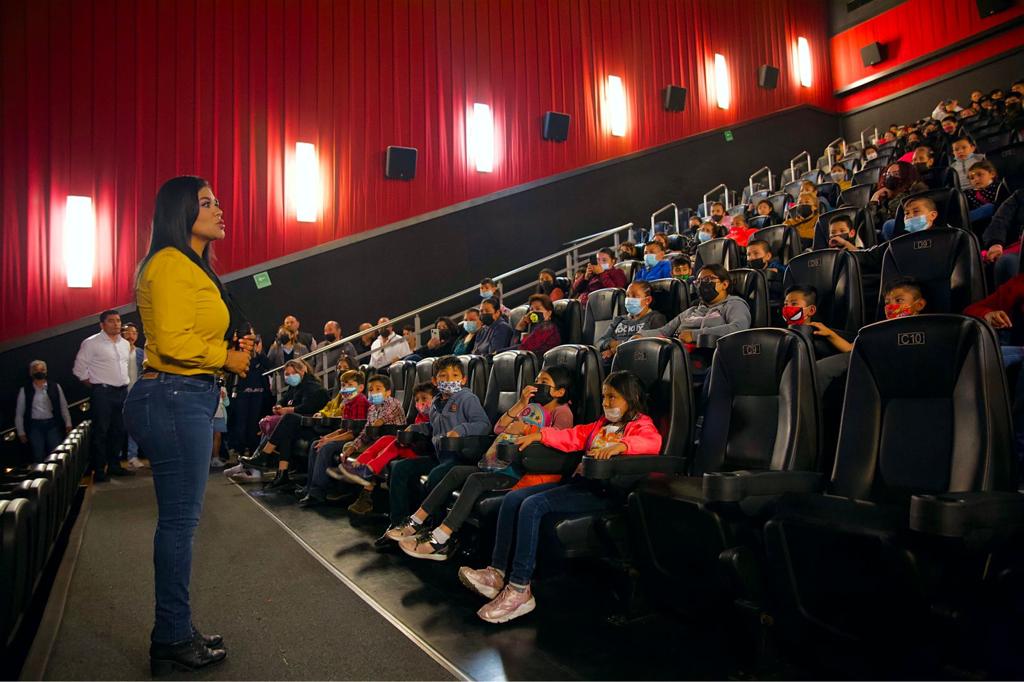 Alcaldesa Montserrat Caballero va de “Paseo al Cine” con niños de la delegación centro