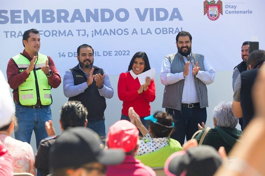 Alcaldesa concreta sembrando vida en Parque Tarahumara, de Otay centenario