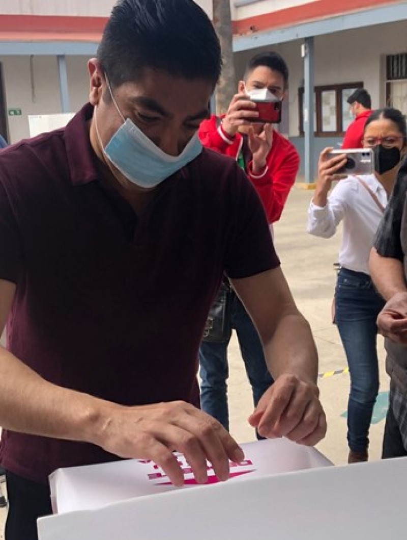 Emite alcalde su voto en primaria La Corregidora