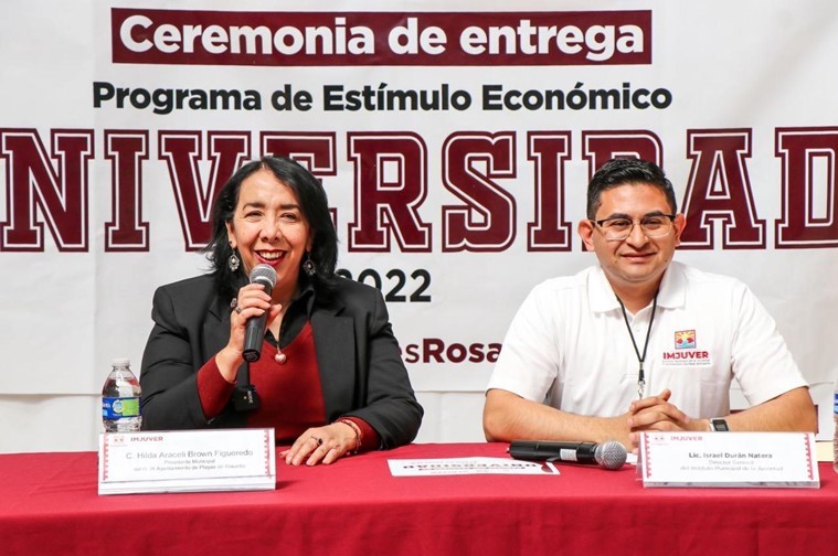 Preside Araceli Brown entrega de estímulos económicos a estudiantes de universidad