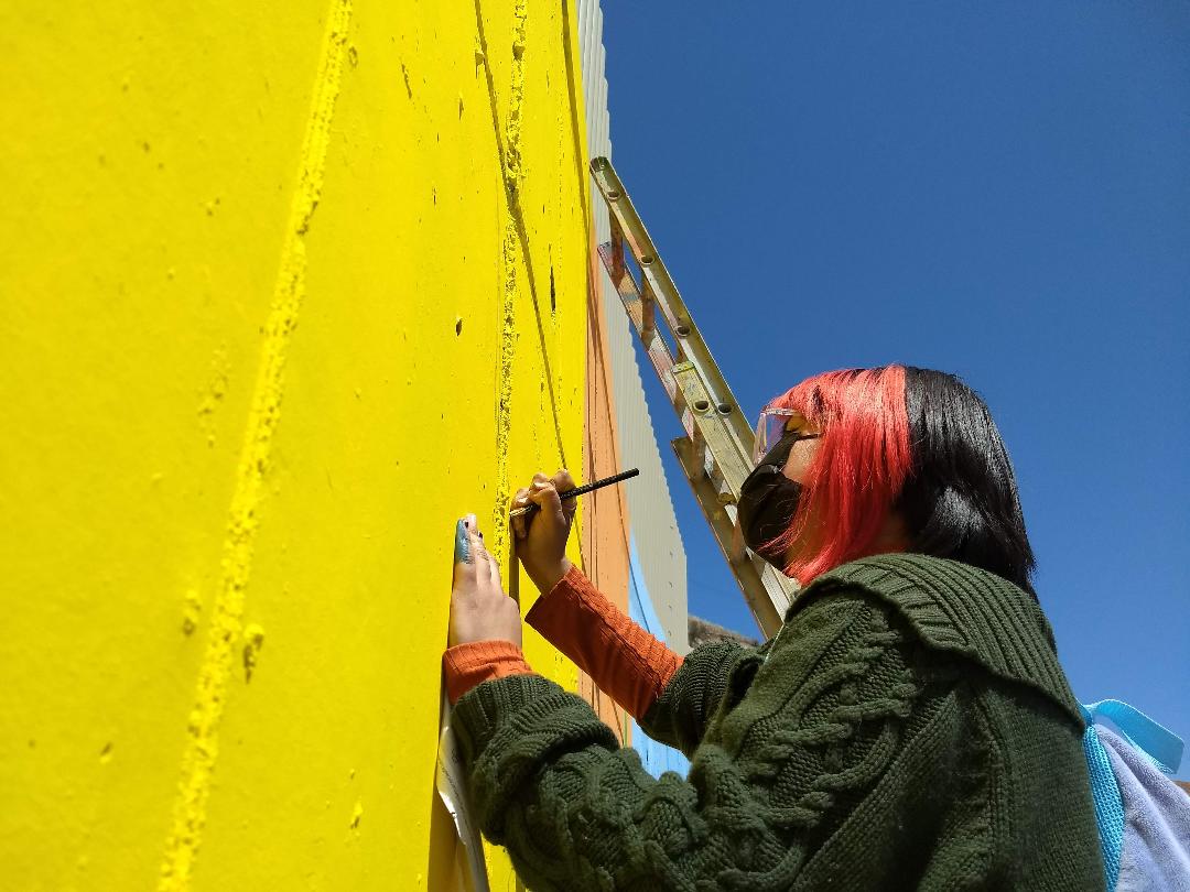 Alumna de CUT realiza aportación en el mural “Pintando un Mundo libre de violencia”