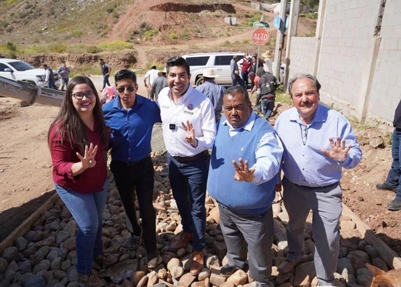 Recorre alcalde Armando Ayala pavimentación en la colonia Durango