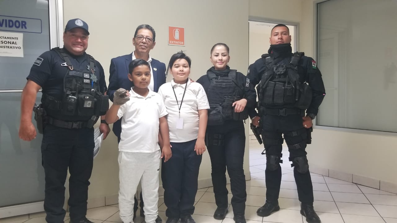 Acompaña José Cañada en recorrido al niño regidor por un día Jan Lucas Hernández