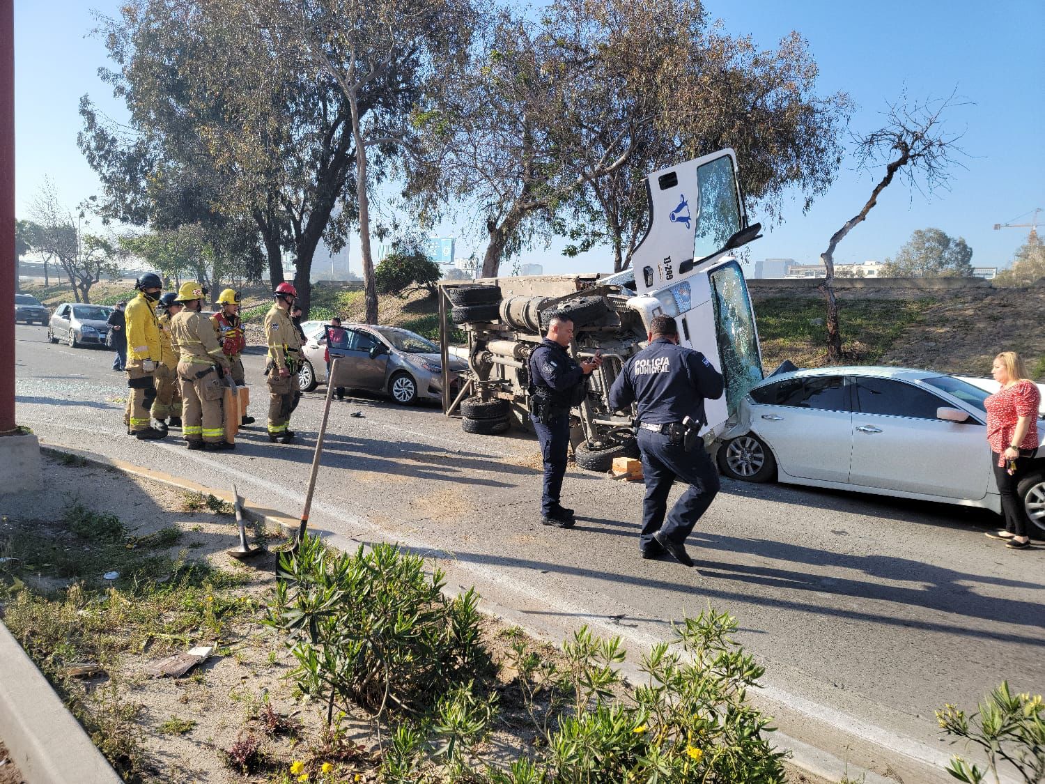 Lesionan a elemento de tránsito en vía rápida oriente por choque con volcadura