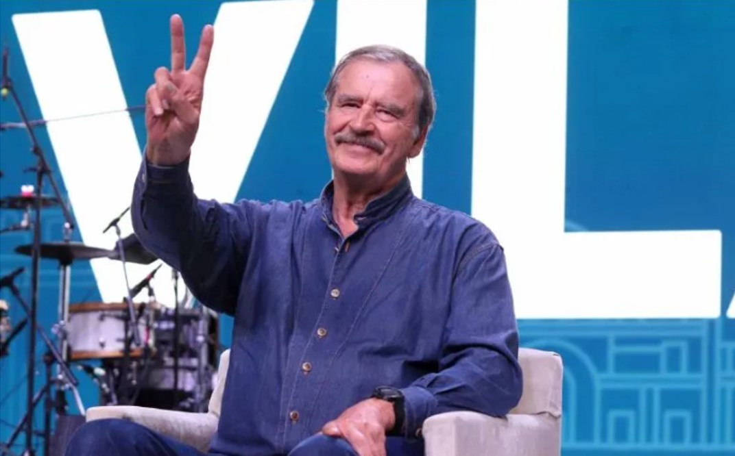 Vicente Fox confunde la bandera de México y desata las burlas