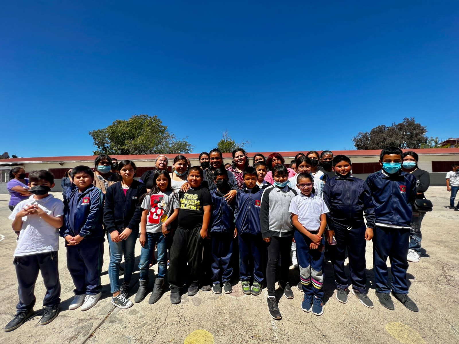 Entrega Evangelina Moreno calzado escolar a niñas y niños en la escuela primaria Hermenegildo Galeana