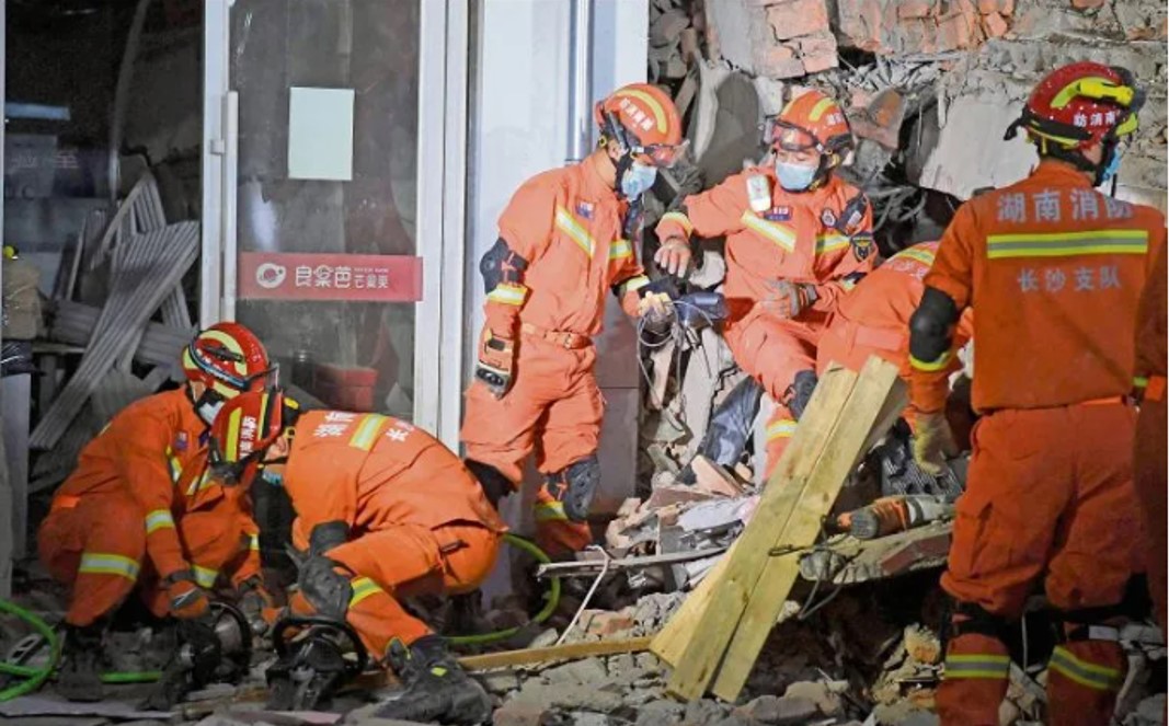 China: Decenas de personas continúan atrapadas en edificio derrumbado