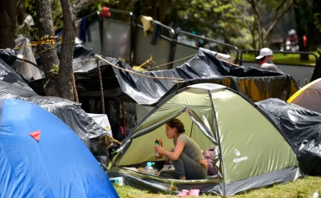 Desmantelan campamento de migrantes en frontera con EU