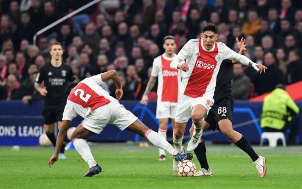 Edson Álvarez llega a 100 juegos con el Ajax