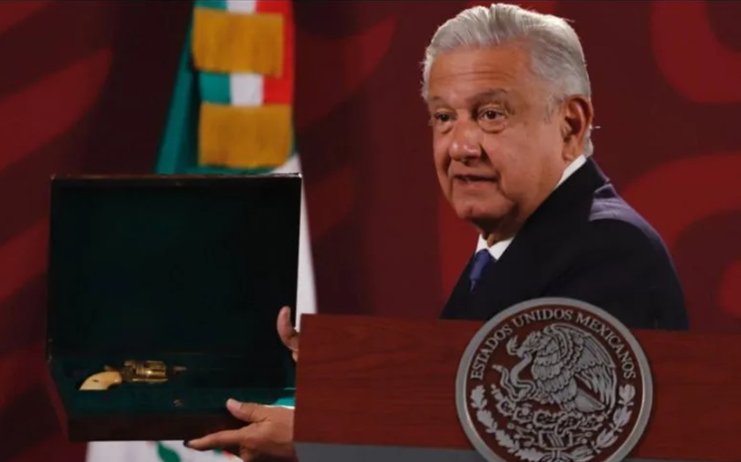 López Obrador muestra pistola de Francisco Villa que Díaz-Canel devolvió