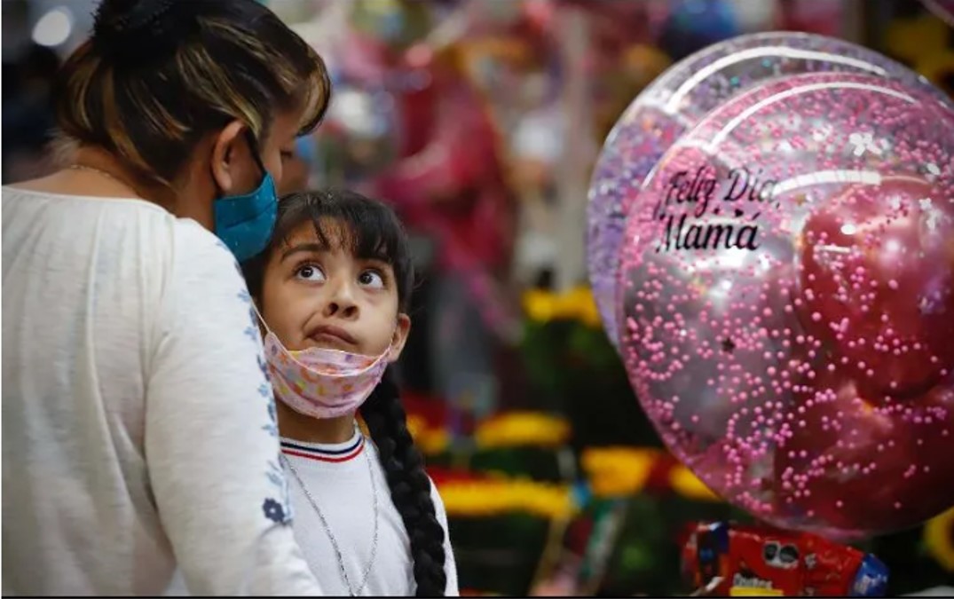 López Obrador manda “cariñosas felicitaciones” a mamás