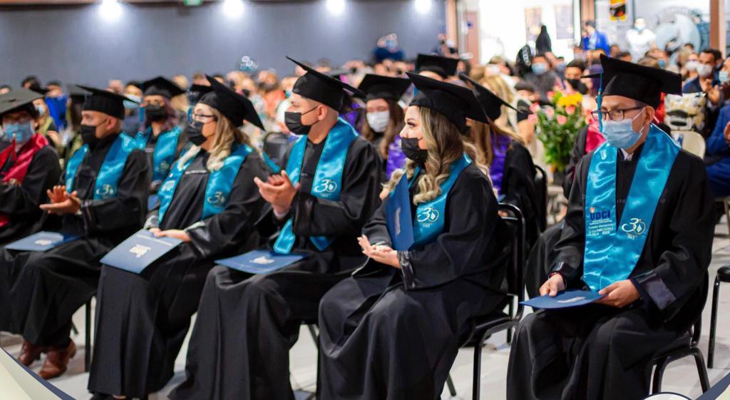 Egresan alumnos universitarios con nuevas habilidades tecnológicas